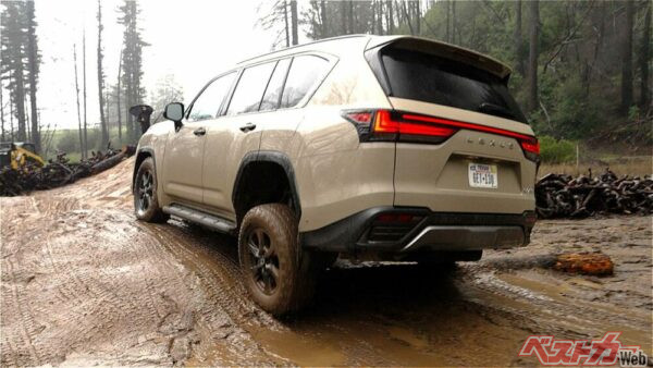小雨の降る泥濘地という過酷な状況下でも盤石な走りを見せる