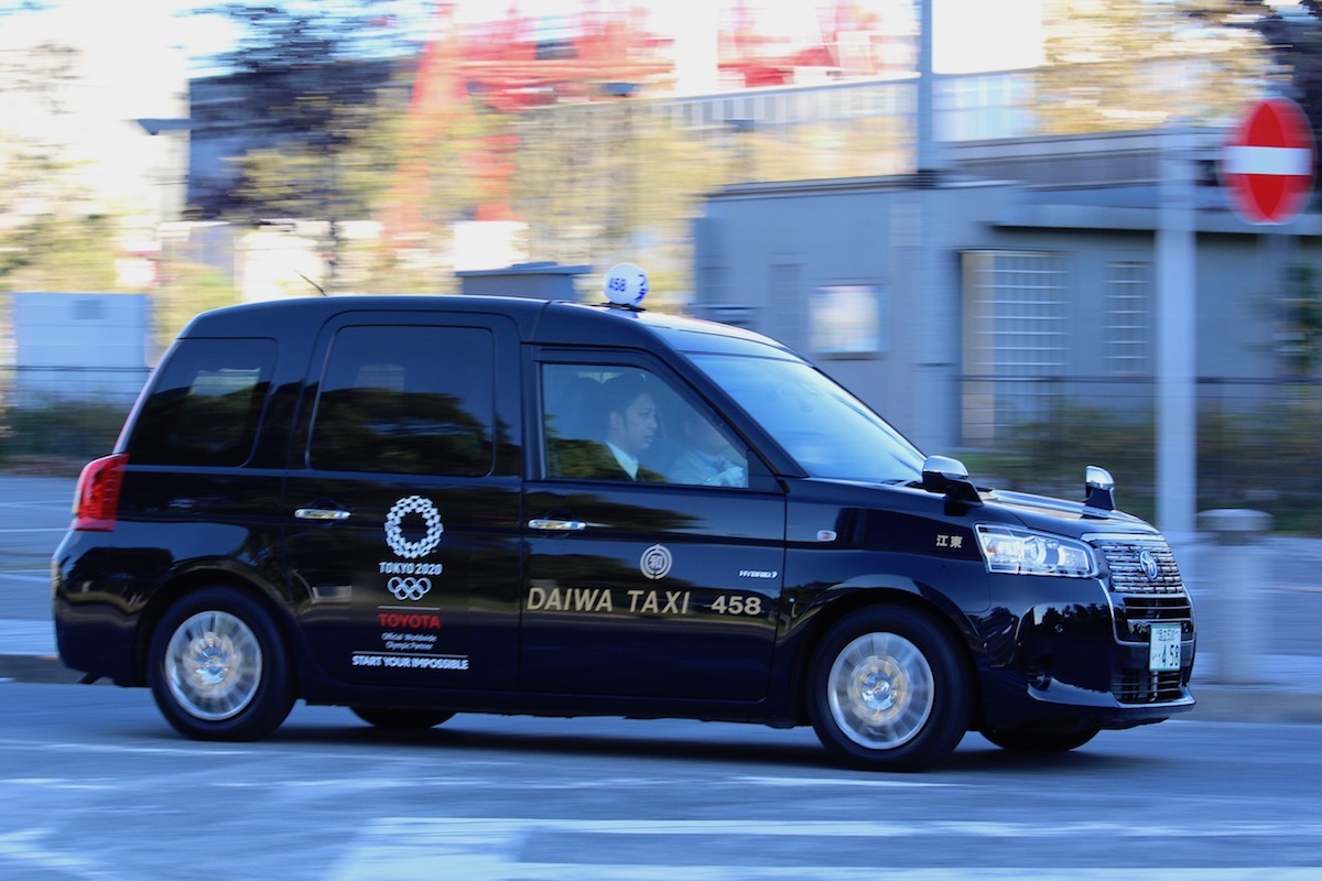 トヨタ｢ジャパンタクシー｣ 22年振り新型車が公道を走る!!　日本の景色がロンドンに!?