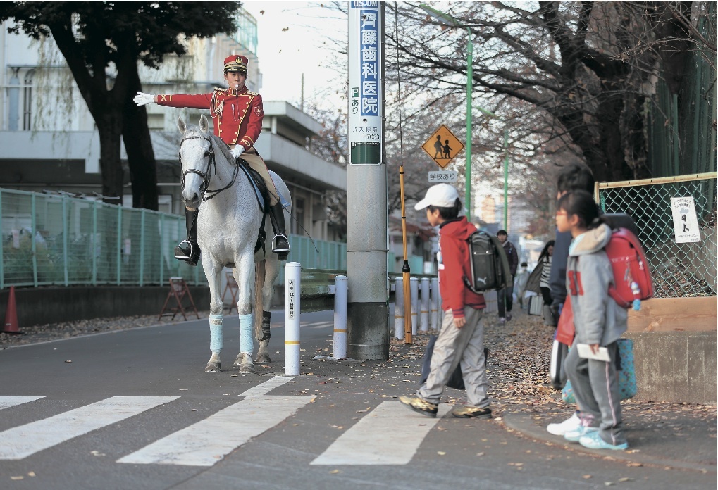 ”白馬を走らせる”女性警察官