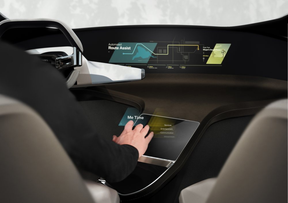 BMWが未来の運転席を公開。今度のスイッチはホログラム!?