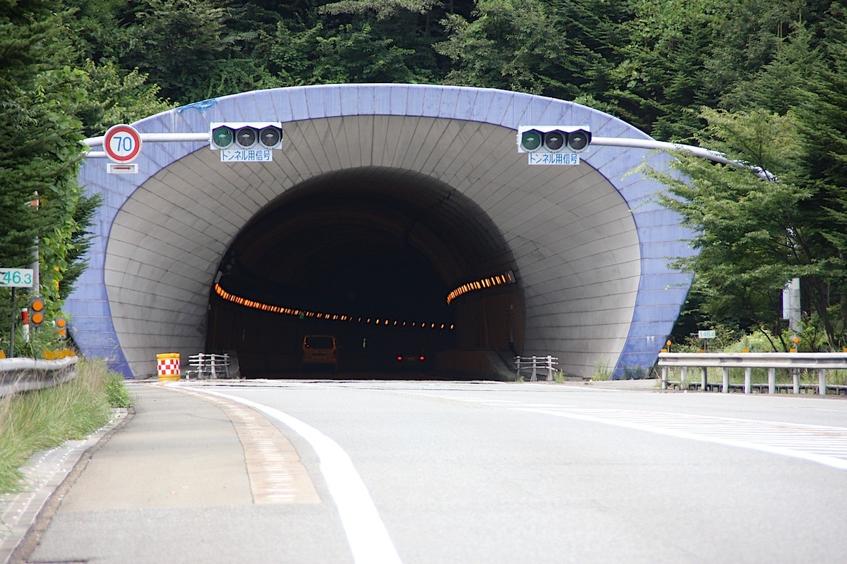 【最高速引き上げ】関越トンネルはなぜ最高速80km/hになったのか？