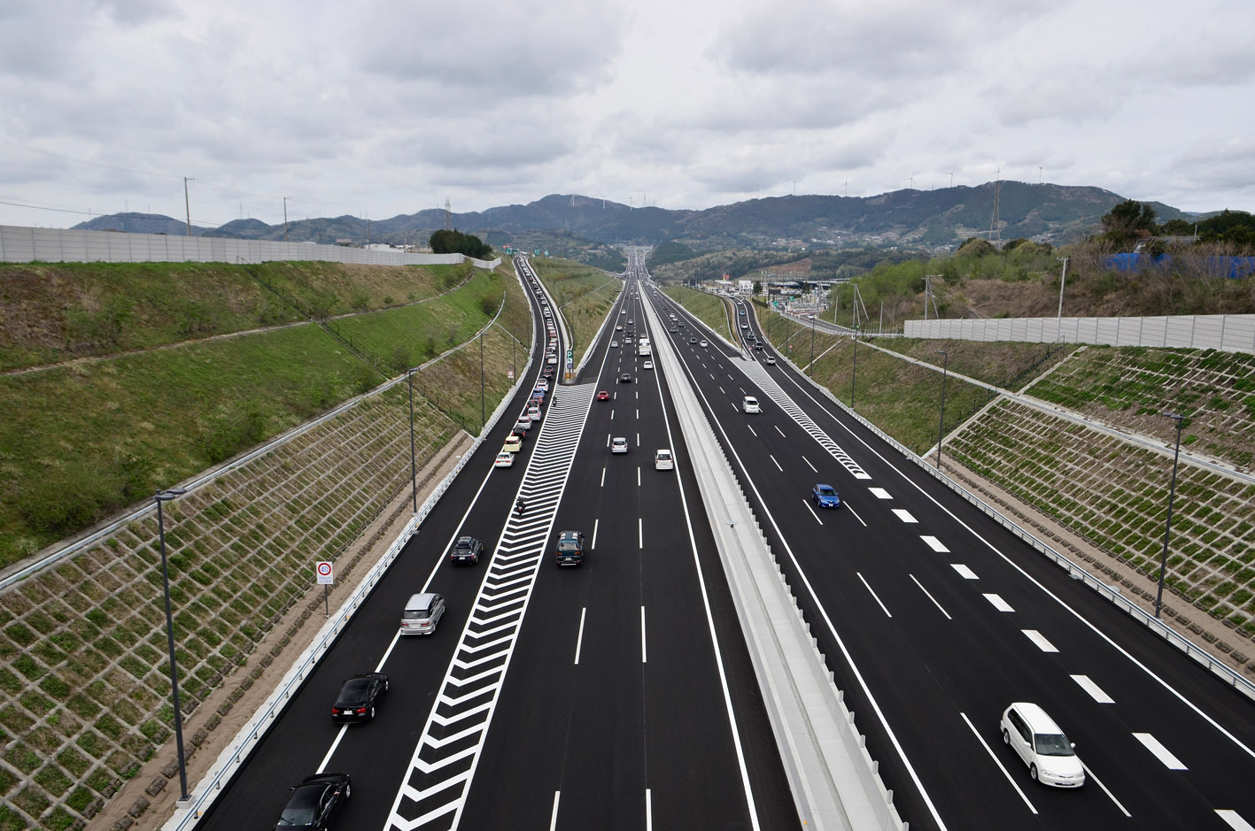 高速道路の制限速度120km/h化で日本の道路に何が起こるのか？