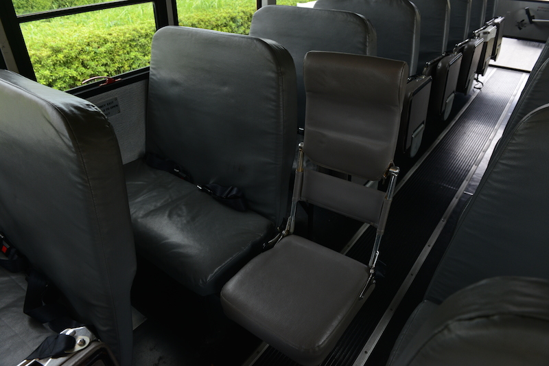 ぶ厚いレザー製のシートは耐久性も高く、汚れも落としやすい。スクールバスとしてベストチョイスの設定だ