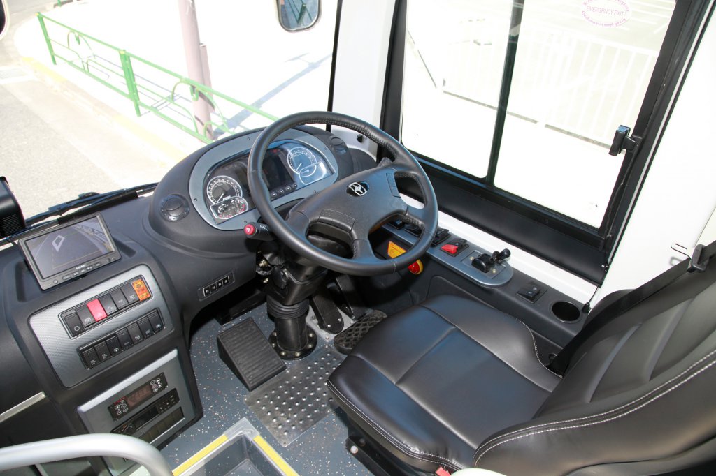 運転席。シートはかなり立派で、ドライバーをしっかり&ゆったりとホールドする。ほかのバスと同様に、右窓側に運行操作用のスイッチが並ぶ