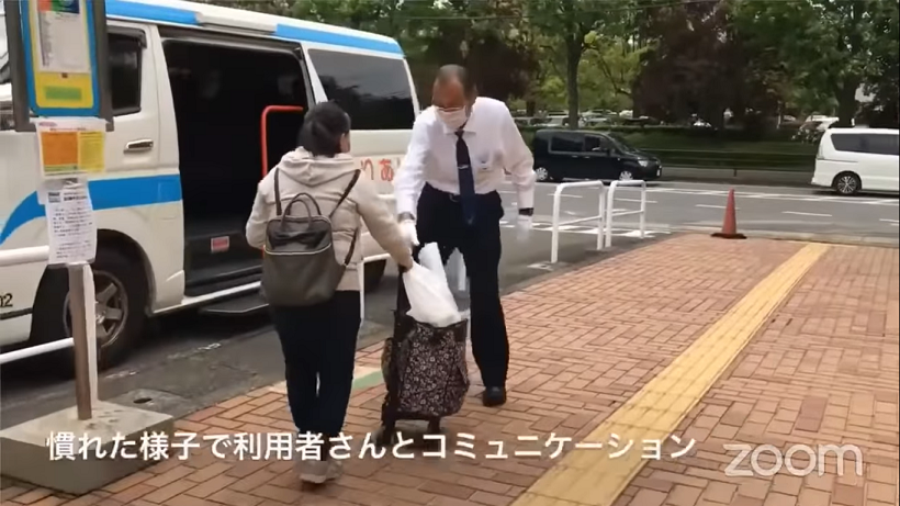 神奈川県大和市の福祉有償運送「のりあい」。乗務員が運転席から降りて高齢者の乗降を補助（写真提供/くらしの足をみんなで考える全国フォーラム実行委員会）