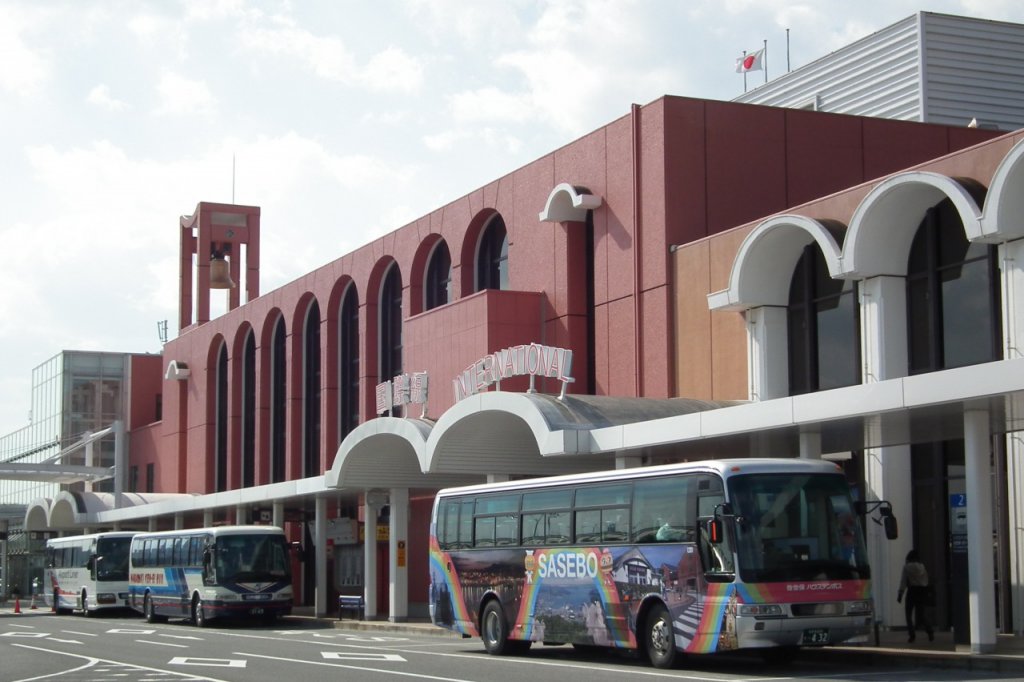 長崎空港行き空港バスは競合相手の登場で運賃が安くなった（後方の2台が競合していた長崎県営バスと長崎自動車）