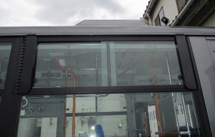 【バスのコロナ対策】三菱ふそうが雨天時の車内換気を促進するウィンドバイザーを発売