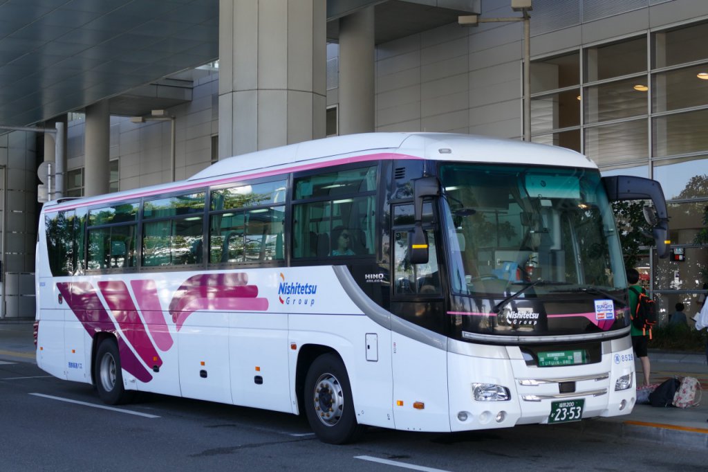 福岡空港国際線ターミナルを出発する西鉄高速バスの由布院行き「ゆふいん」