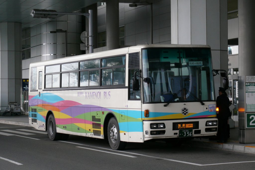 福岡空港国際線ターミナルを出発する亀の井バスの別府行き「とよのくに」