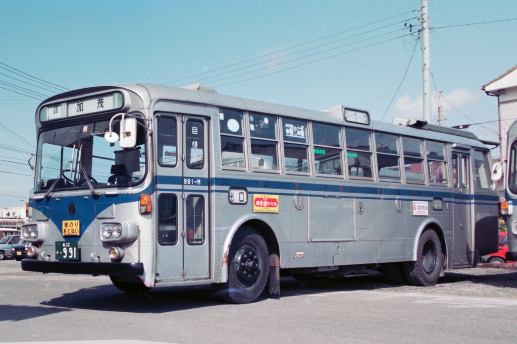 三菱　MR410<br>平成初頭は、分社子会社や郊外営業所にはこうした古参車も数多く在籍した。画像は1994年まで在籍したMR410で、新潟交通本体では最後となった車両である。新潟交通の三菱車は呉羽製車体を採用したが、以前は北村製の架装例もあった。