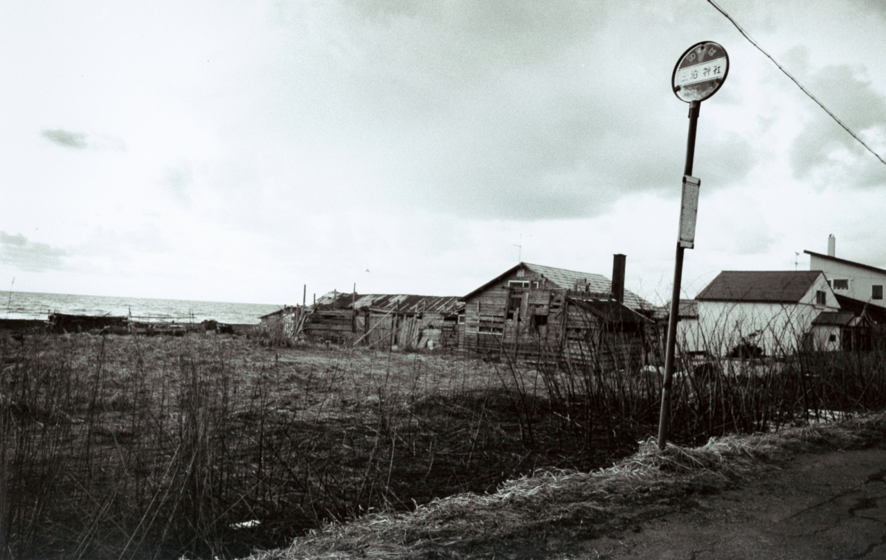 バス停のある風景】 北海道留萌市「三泊神社」/沿岸バス - バス総合