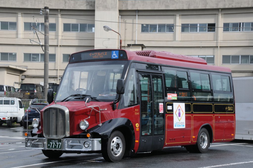 架装ではなく、製作されたボンネットボディを持つ小江戸巡回バス。レトロモダンという言葉がピッタリの外観だ。こちらは赤い車両