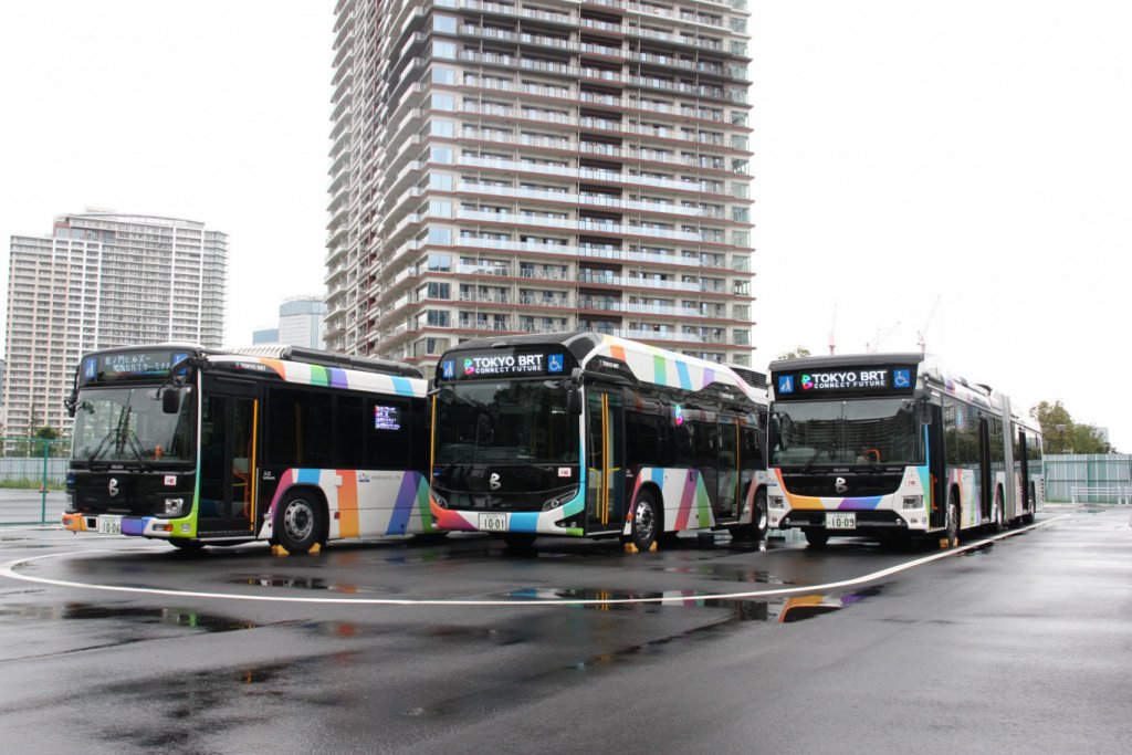 晴海BRTターミナルに並んだ（右から）連節バス、燃料電池バス、ディーゼルバス