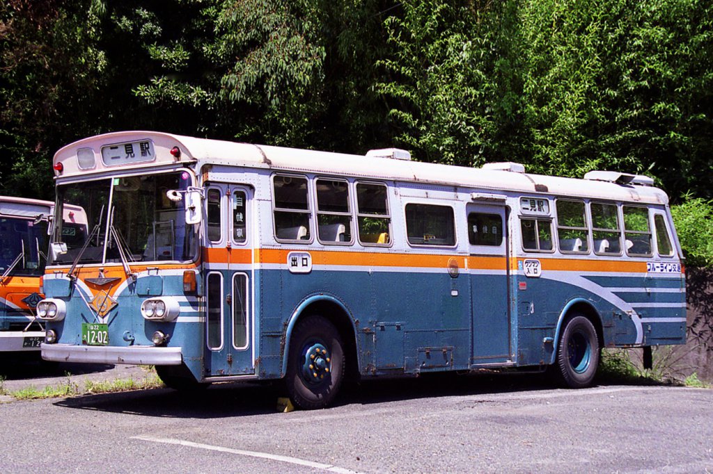 サンデン交通からブルーライン交通へ移籍後、最後まで残った「カマボコ」スタイルのボディ(西日本車体工業47MC)を架装した車両で、1978(昭和53)年式。サンデンの三菱製一般路線車は基本的に西工を採用していた