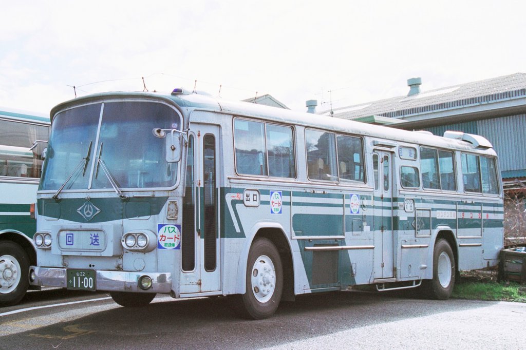 富士重工ボディ架装した貸切バスからの格下げ車で、中ドアを改造の上増設。平成初期にはこうした改造車も数多く使用されていた。塗装は貸切バス旧塗装のままである
