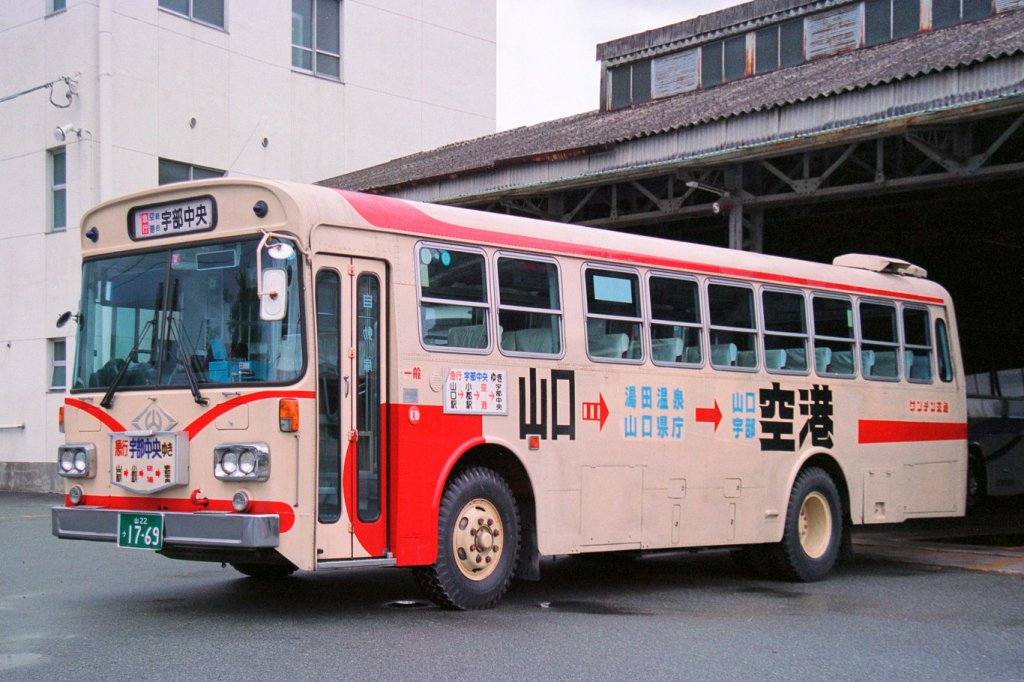 山陽急行バスの路線バス部門を吸収した際に移籍した車両で、塗装も変更されていない。同社の貸切バス部門はサンキュウ観光バスと改称し、現在のサンデン観光バスの前身となった