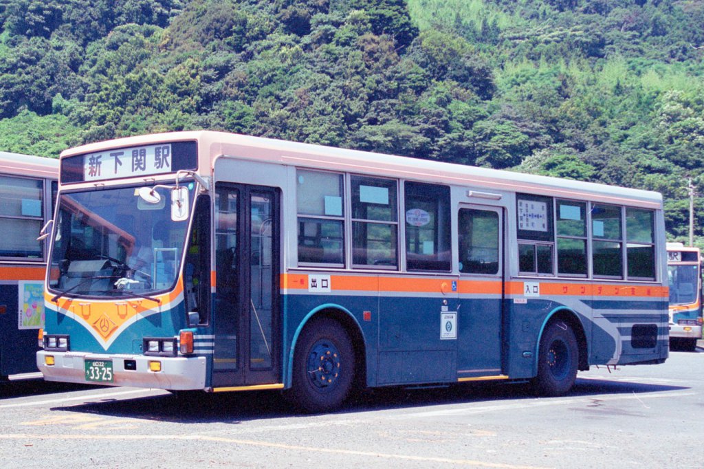 中古バスの第一陣として導入された車両のひとつで、元・川崎鶴見臨港バスの低床・冷房車。導入当初は短尺大型車を中心に購入した
