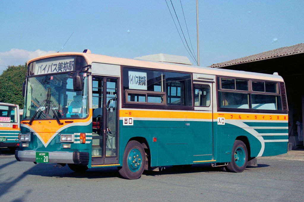 ブルーライン交通は中型バスを中心に中古バスを導入。この車両は江戸川競艇の送迎バスを運行していた関東興業からの転入車