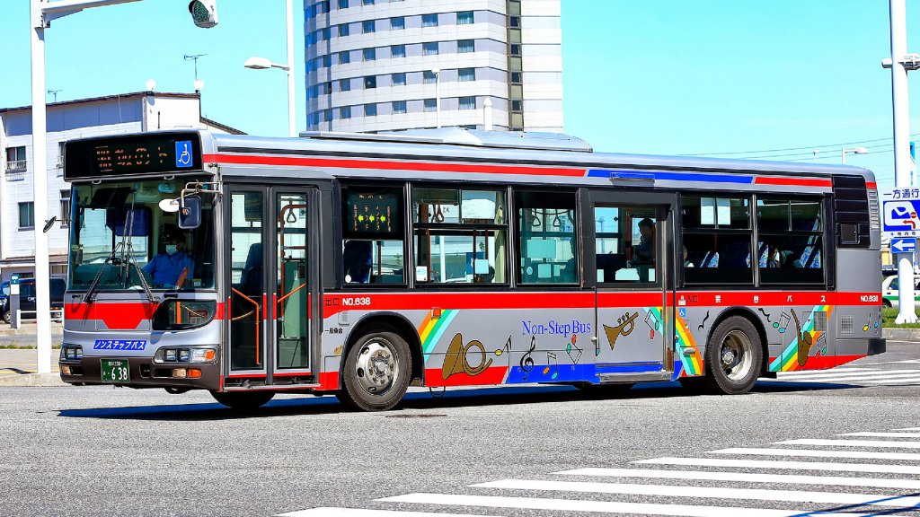 東急電車・バスで一時期展開された広告貸切車「TOQ-BOX」車。ロゴこそないものの、それ以外の虹やシャボン玉の楽しげなデザインは健在である<br>撮影者■穴水雄大