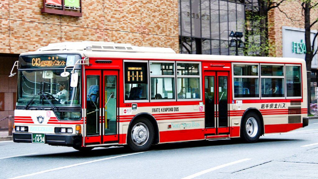 1997年には目黒通り新交通用に21台のノンステップが一気に導入された。多くはJRバス関東・函館バスに流れたが、うち2台が岩手県北自動車に移籍。今のところ唯一の東急からの移籍例となっている<br>撮影者■今関義高