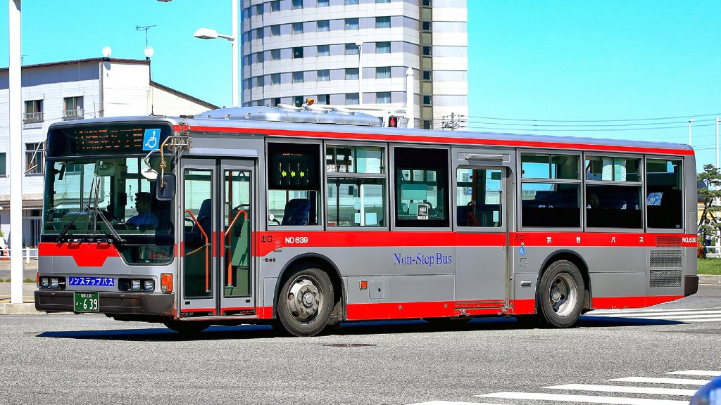 2001年度からはモデルチェンジしたノンステップバス・MP37シリーズは59台と多く登場した。宗谷バスへの移籍例が比較的目立つ。青のアクセントカラーが入っていない塗装は東急時代から変わっていない<br>撮影者■穴水雄大