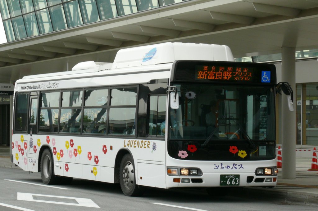旭川空港には旭川～富良野間の都市間バス「ラベンダー」が通り、これに乗ると美瑛駅で下車できる