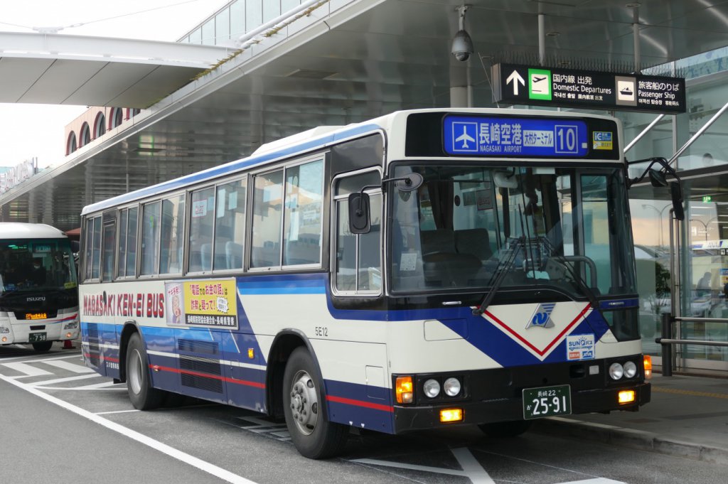 長崎空港とJR大村線大村駅前を結ぶ長崎県営バス。空港リムジンバスを尻目にローカルバスに空港から乗車するのもまた楽しい