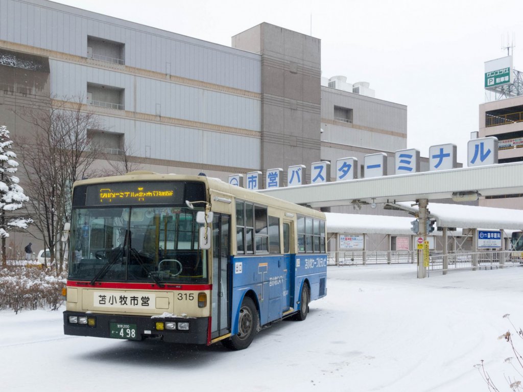 苫小牧駅バスターミナル発車する市営バス。現在は道南バスに移管された<br>撮影者■北天幻龍
