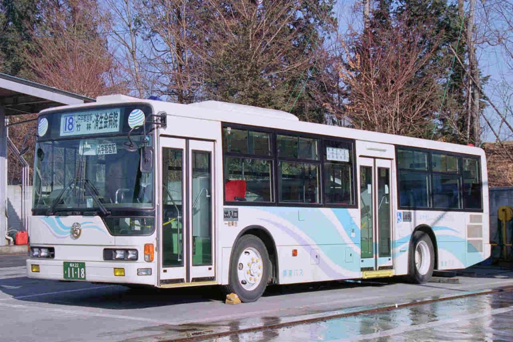 三菱KC-MP747M／1998(平成10)年に導入されたノンステップバス(表記は三菱の商品名に倣い「ノ－ステップバス」)で、カラーリングが一新された。こののち、ノンステップ・ワンステップバスの標準カラーとして定着する