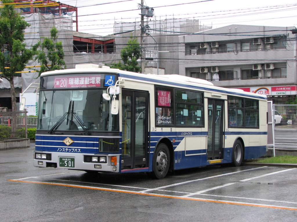 名古屋市営バスの方向幕は角文字でカラフルだ。この車両は2000年式で前面一体型方向幕を装備する