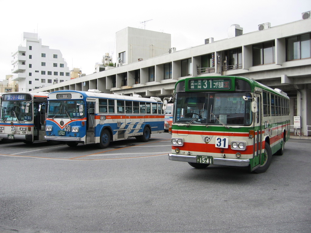 様々な土地の事情がバスにも反映!? 沖縄県を走る大手バス事業者の方向幕【特集・方向幕の世界】