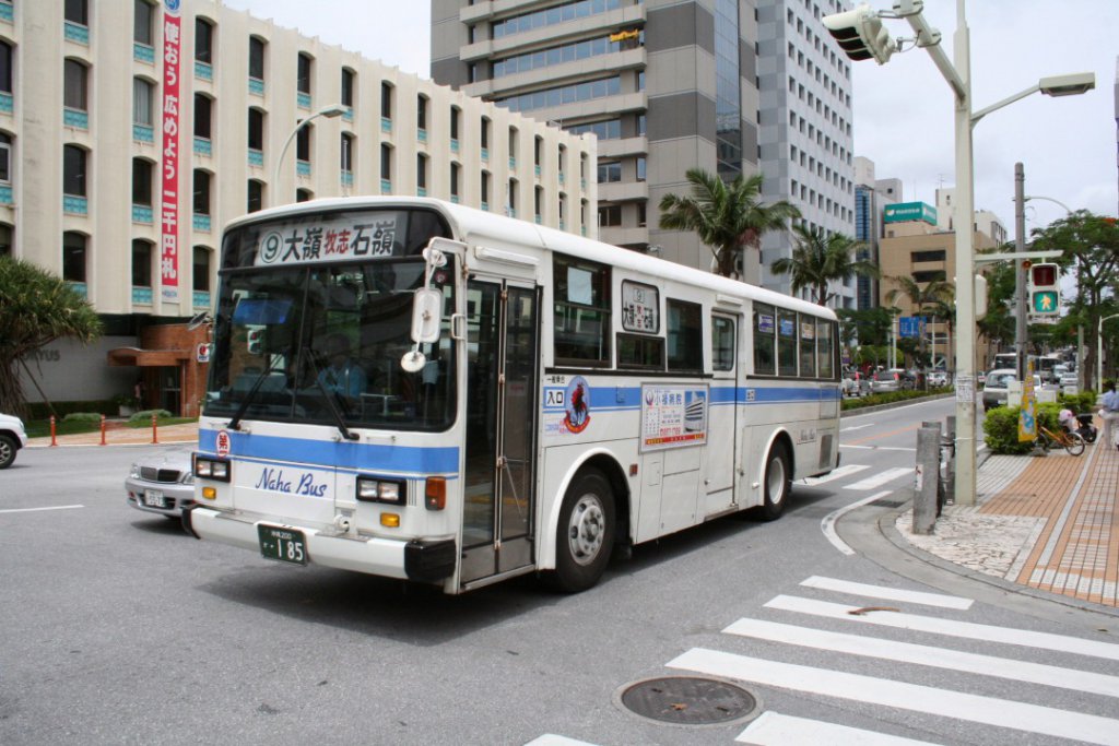 那覇バス（旧那覇交通）の市内線用方向幕は系統番号が丸囲みになっている。また側面幕を使っているのは沖縄では珍しい存在