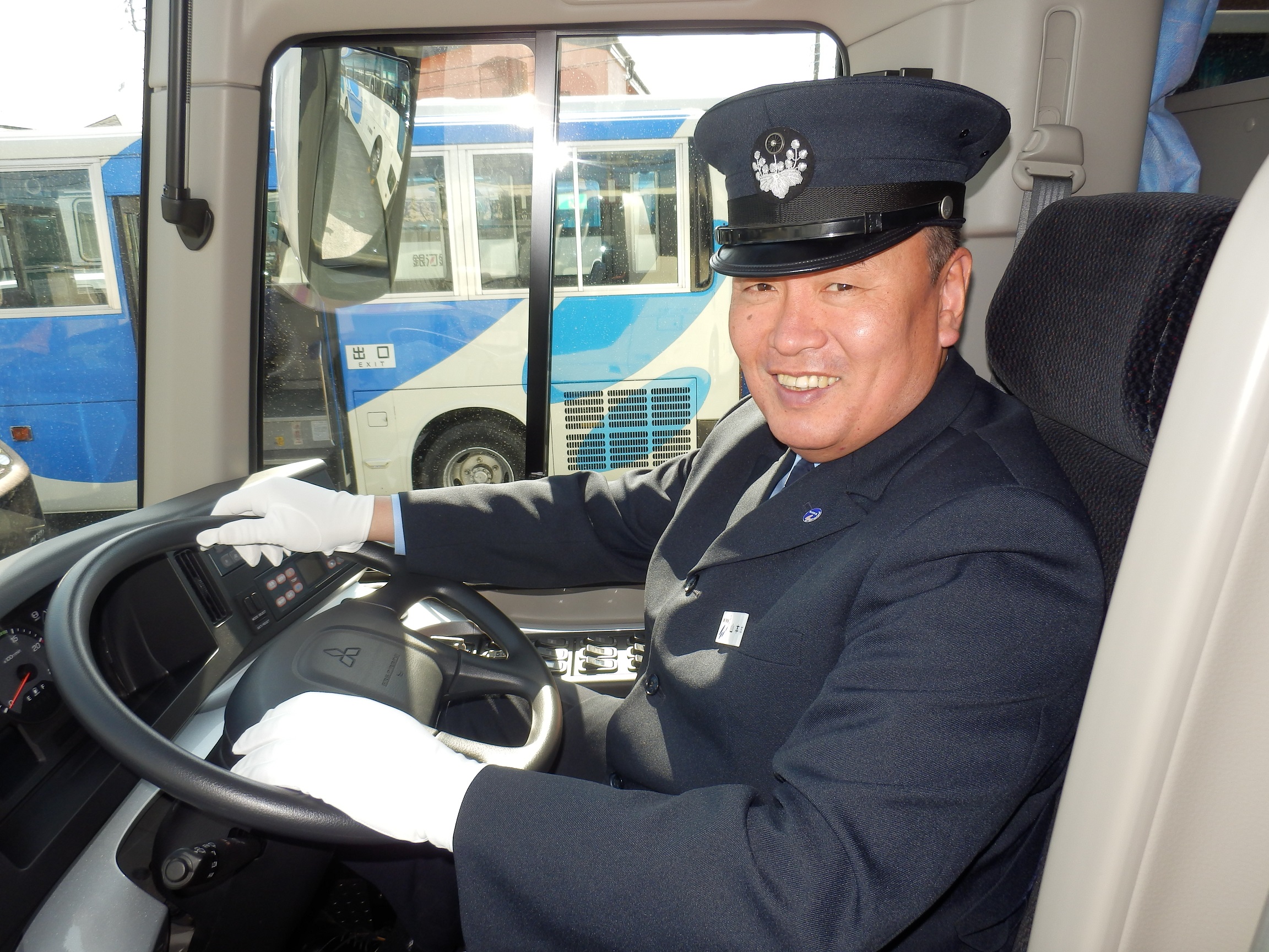 銀河 2号　貸本 Mizuho Bank employee involved in safe deposit box theft; two