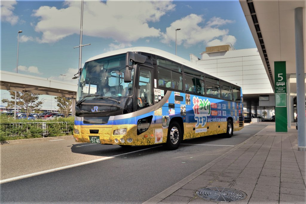 “花みどりフェア”のキャンペーンカラーにペイントされているが、高速運用で活躍している2015年式のQTG-RU1ASCJ、いすゞガーラ。瀬戸内海を渡って京阪神と四国をシャトルする