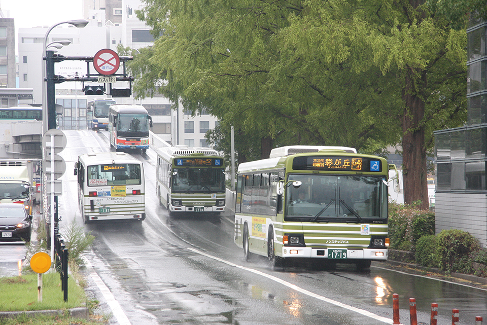 広島市の中心・紙屋町にある広島バスセンターには、高速バスと広島近郊への路線バスが数多く発着。広電バスの郊外線に続き、芸陽バスと備北交通の高速バスが出発していく