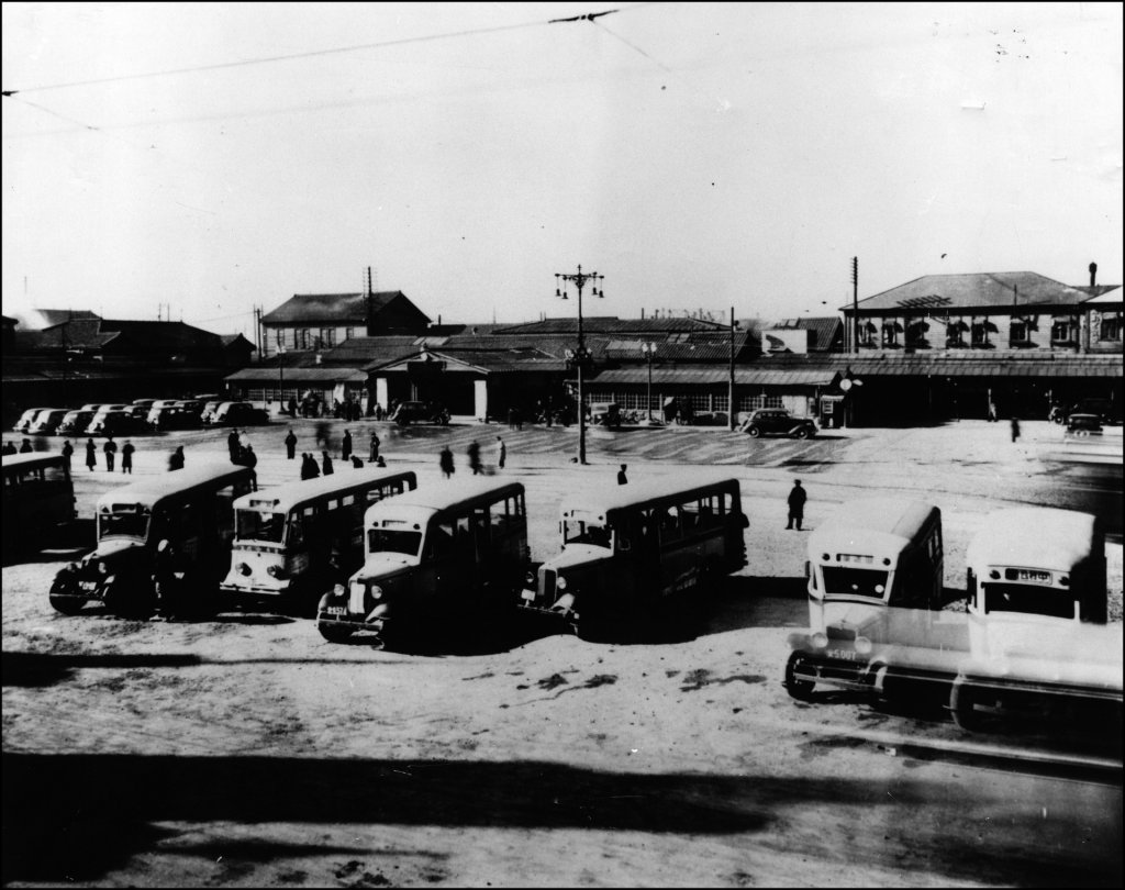 1935年(昭和10)頃の名古屋駅前風景。様々な型のバスが並んでいるのが見える/写真提供：市営交通資料センター