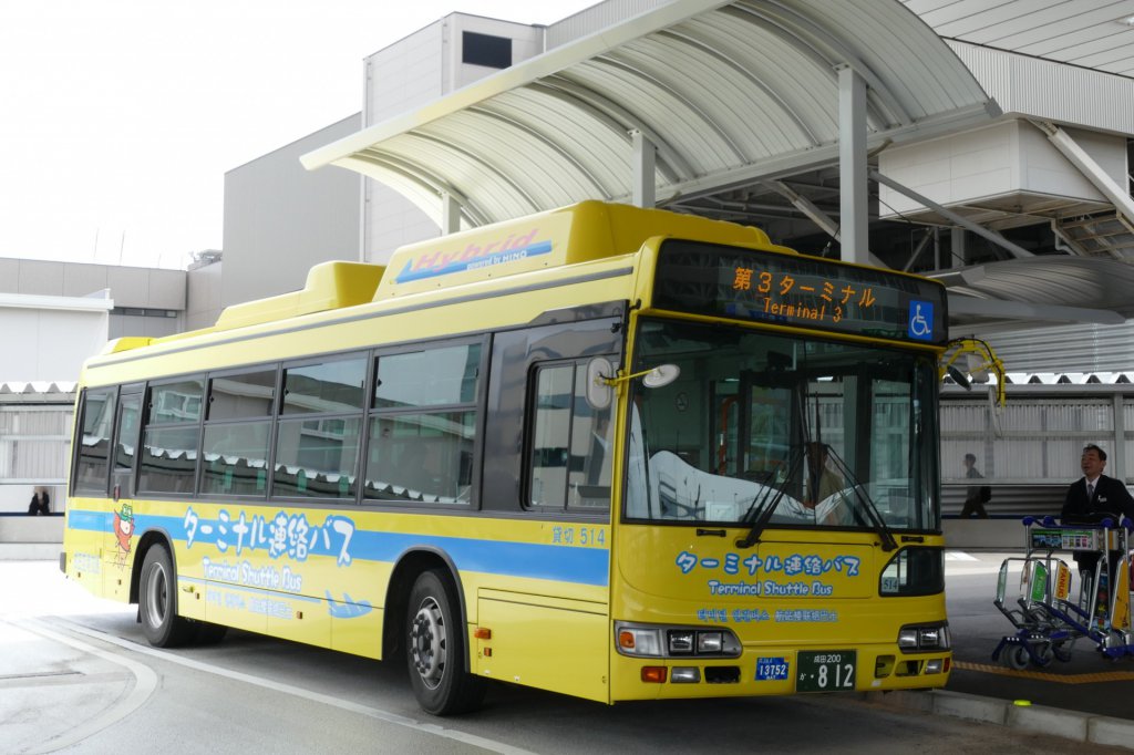 成田空港では京成系列の成田空港交通が3系統を運行。ターミナル間連絡バス専用のデザインだ