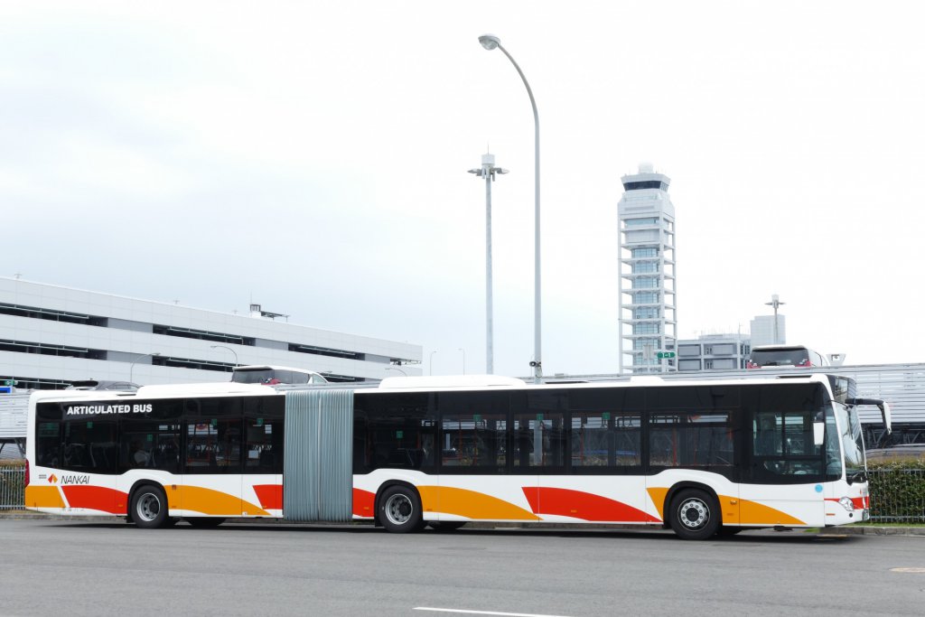日本でも実例が多くなった連接バスは関西空港内でも活躍する