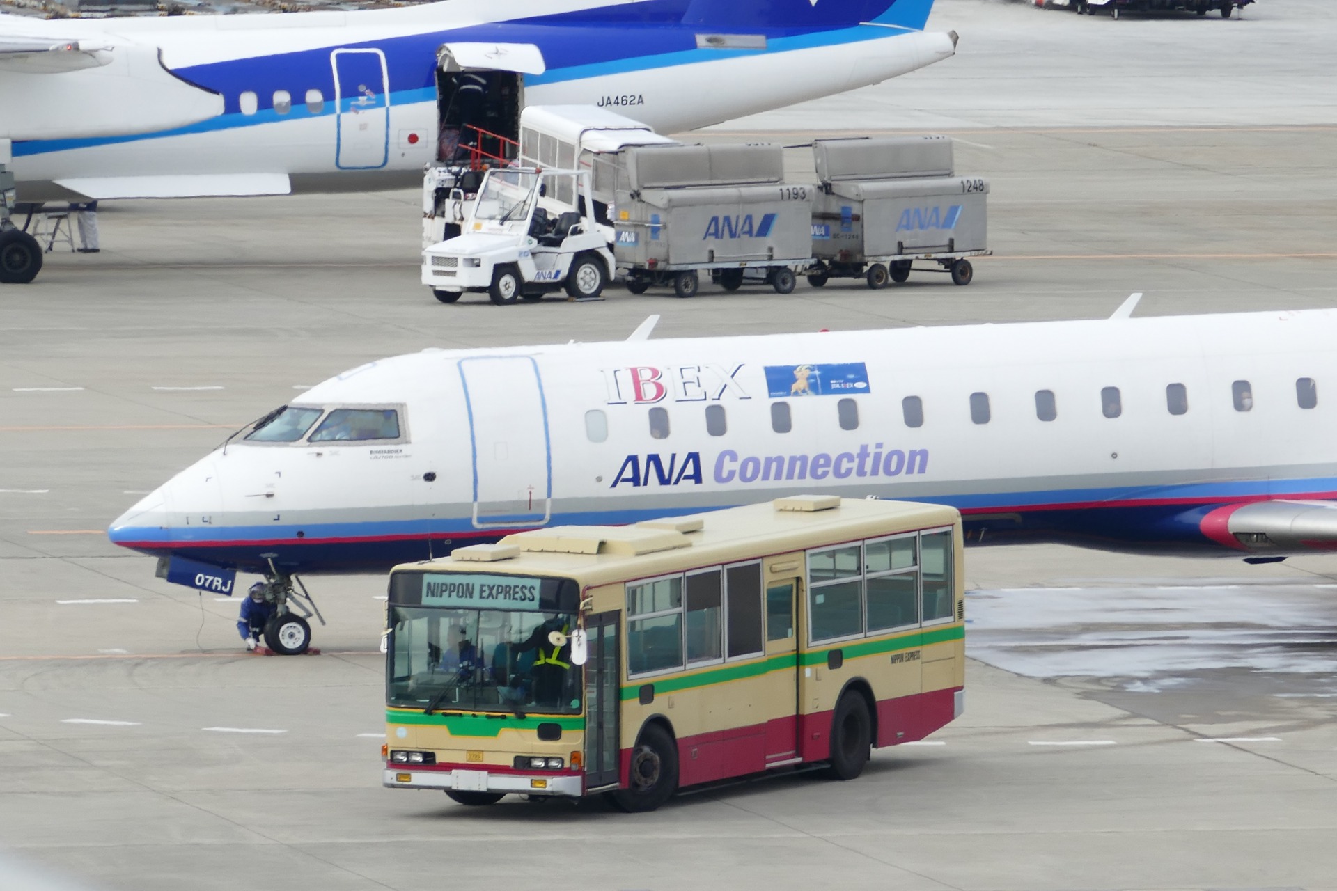 飛行機 バス