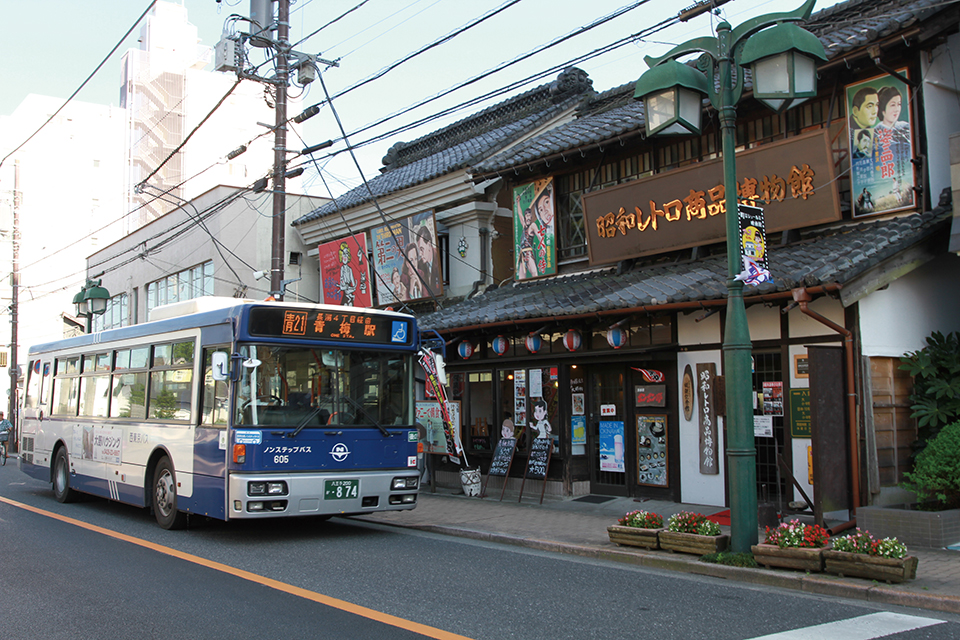 昭和レトロな映画看板が掲げられた青梅宿の街並み。河辺駅南口からの〈青21〉系統が日中は1時間に1本やってくる