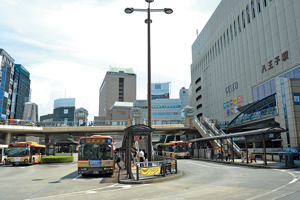 JR八王子駅北口には30系統以上が乗り入れ、高校や大学への通学路線も多い。朝は乗り場に学生たちの長い列ができ、急行バスや直通バスが運行される