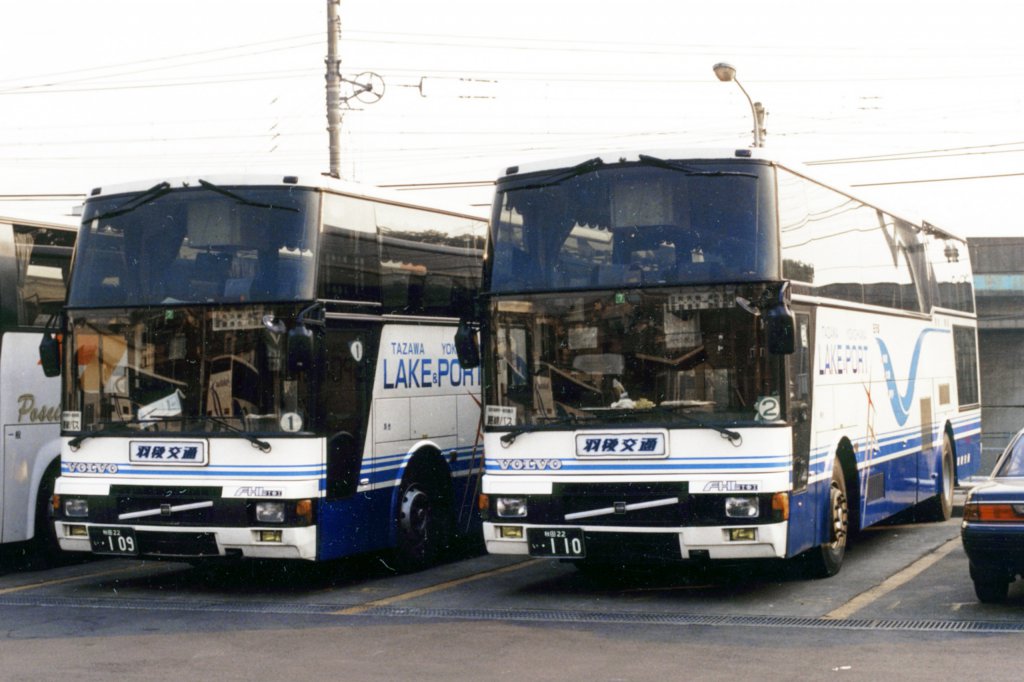 ■ボルボP-B10M<br>横浜線夜行高速バス「レイク＆ポート号」運行開始に合わせて投入されたボルボ製スーパーハイデッカ車。後部は2階建てとなり、1階部分にフリースペースのサロンを持つ