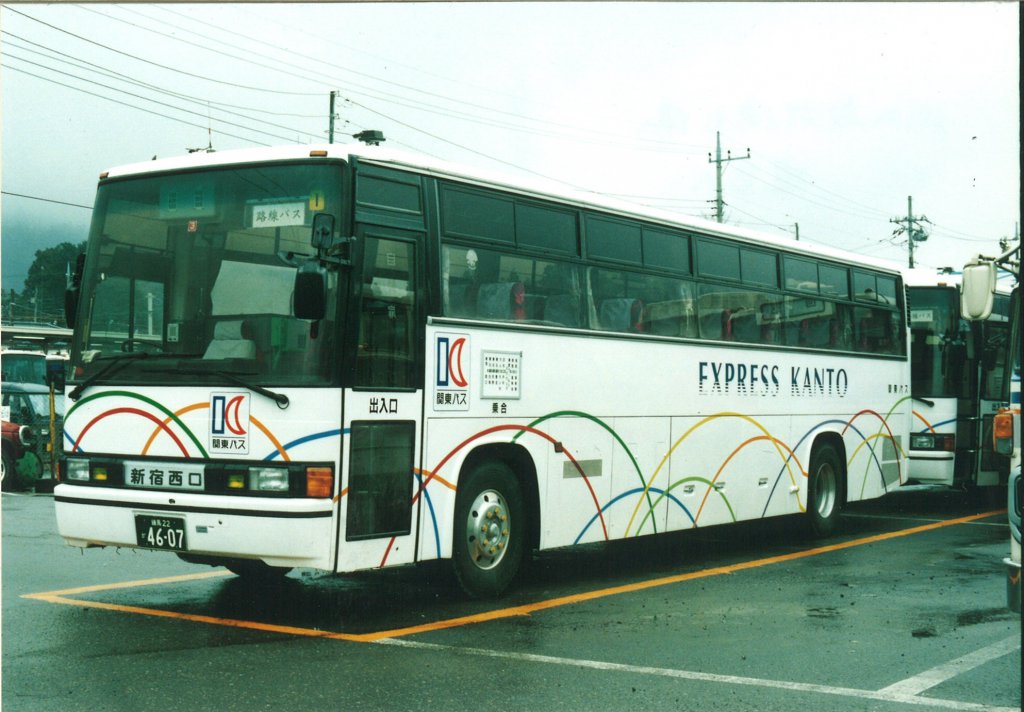当時の関東バス高速車のオリジナルデザイン。［EXPRESS KANTO］のロゴと「K」のデザインマークが特別感を放っていた