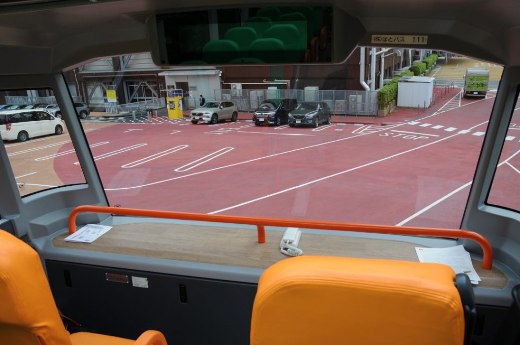 超ウルトラスペシャル席の最前席は4席。シートカラーがオレンジだ。従来の2階建てオープントップバスでは、この最前席が対面式のガイド席になっていたため、客席は2席しか取れなかったが、エクリプス ジェミニ3ではそれが解消された