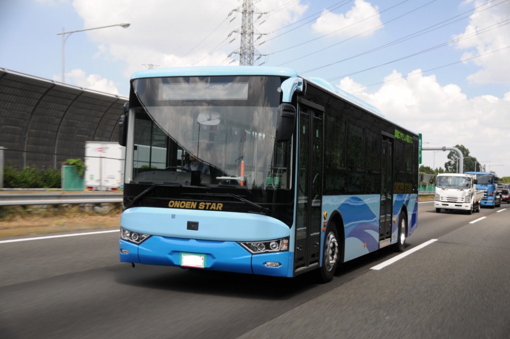 路線バスでありながら、東名高速道路を西へと疾走するオノエンスターEV10.5。高速道路も“そこそこ”走れるセッティングにされているため、時速75㎞での巡航が可能だ