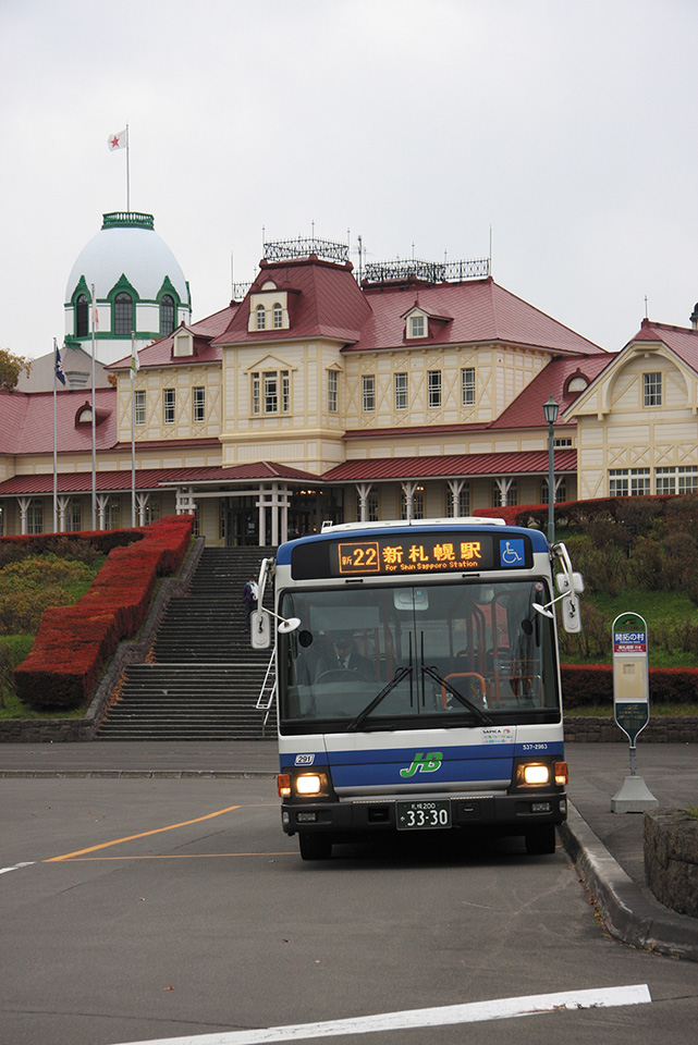 旧札幌駅の駅舎を背に待機する〈新22〉系統。「北海道開拓の村」には、明治から昭和初期にかけての道内の建造物が集められている