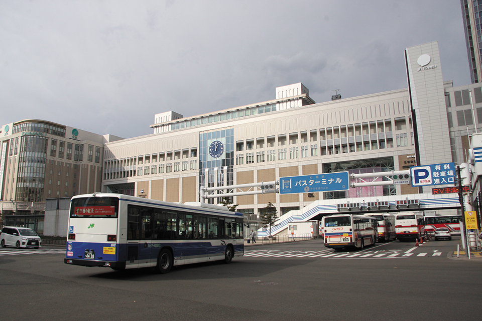 JRバス、北海道中央バス、じょうてつバスと道内各地の高速バスが発着する札幌駅。バスターミナルは「札幌エスタ」の1階にある