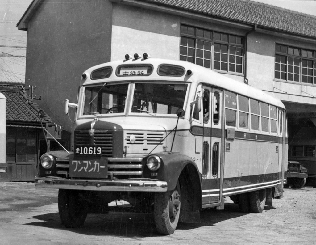 1951年(昭和26)に運行を開始したワンマンバス(写真提供：市営交通資料センター)