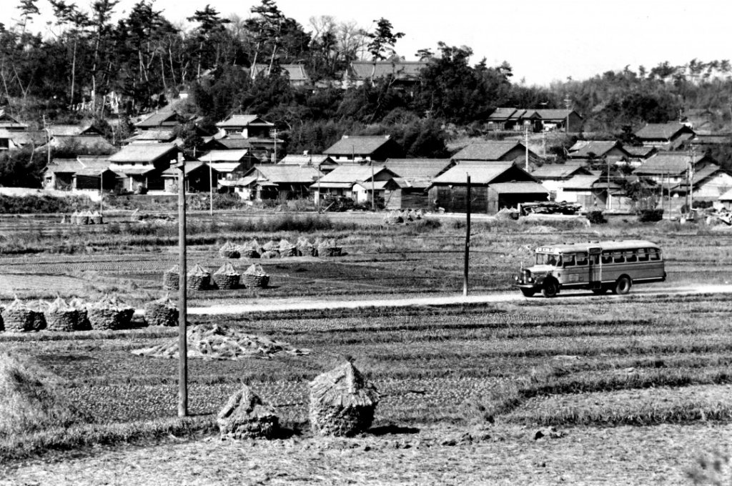 1963〜64年(昭和38〜39)頃、現在の名東区一社付近を走るボンネット型バス(写真提供：市営交通資料センター)