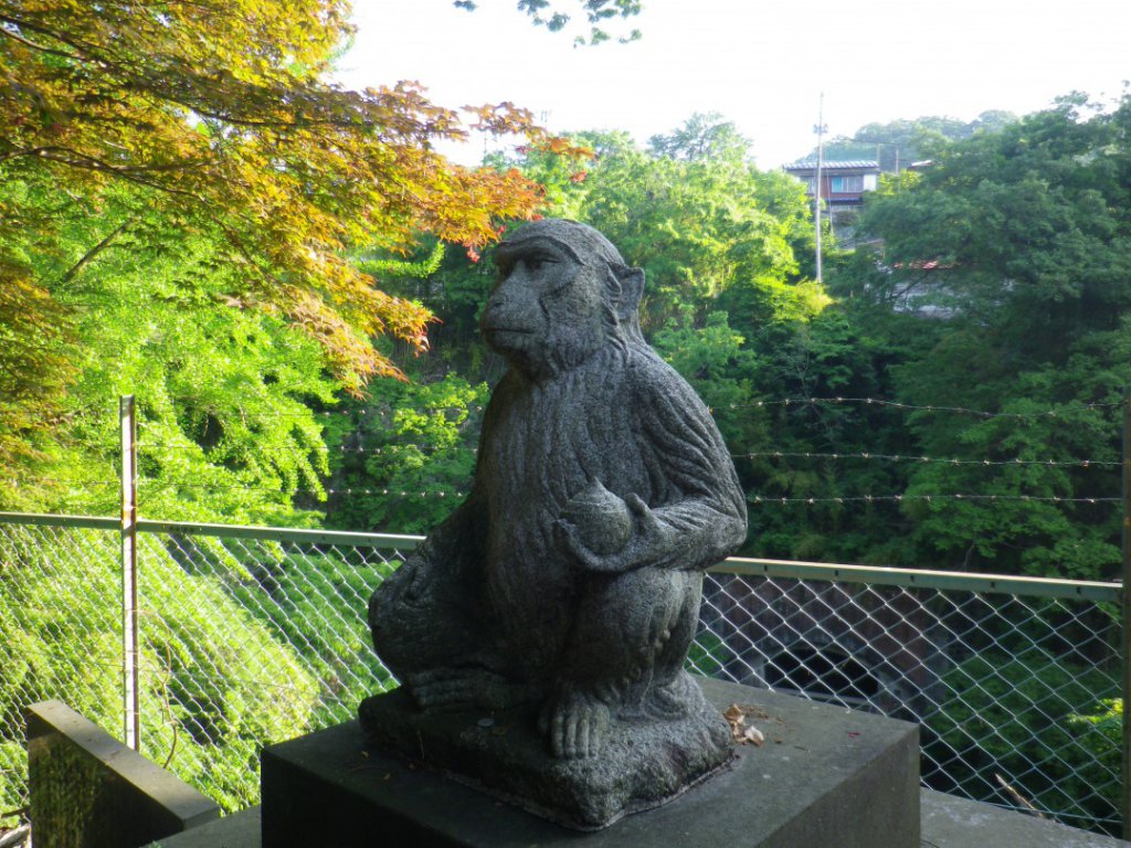 猿橋にある猿の銅像は左手に桃を持っている